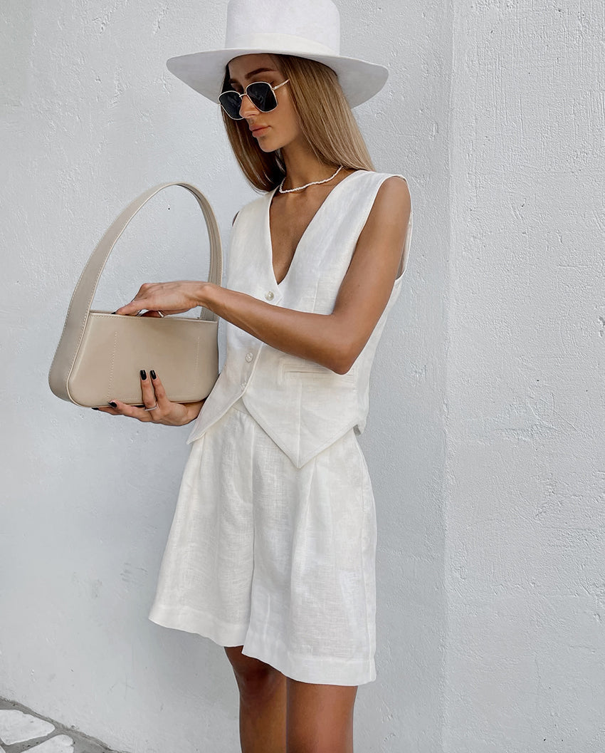 Conjunto de mujer con chaleco de botones y pantalón corto