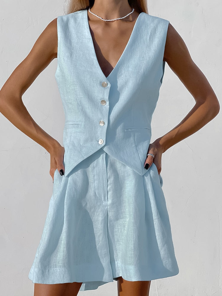 Conjunto de mujer con chaleco de botones y pantalón corto