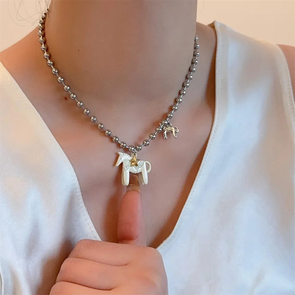 Collar mujer de cuentas plateadas con colgante de caballo esmaltado