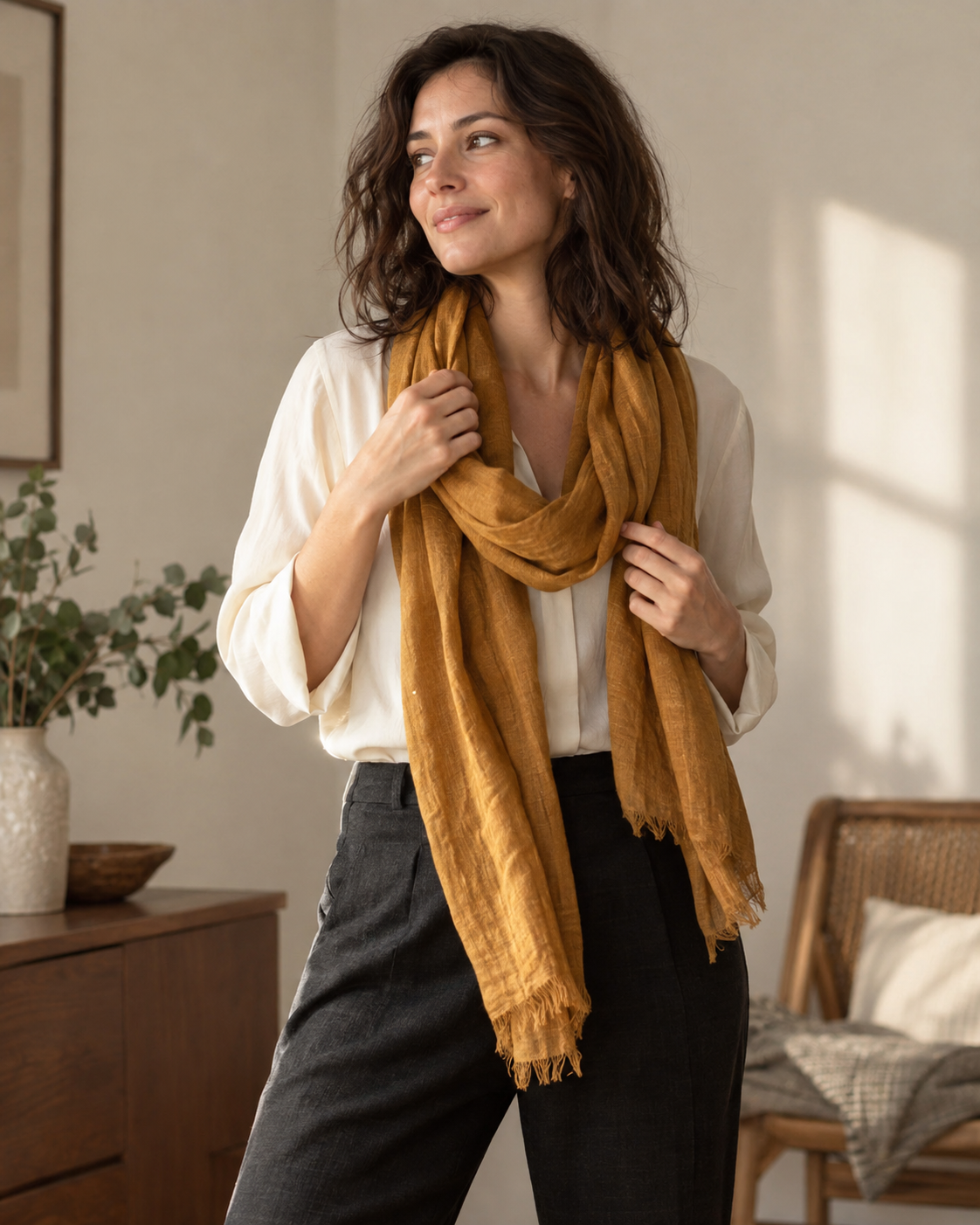 Escena editorial de una mujer combinando un pañuelo con su ropa.