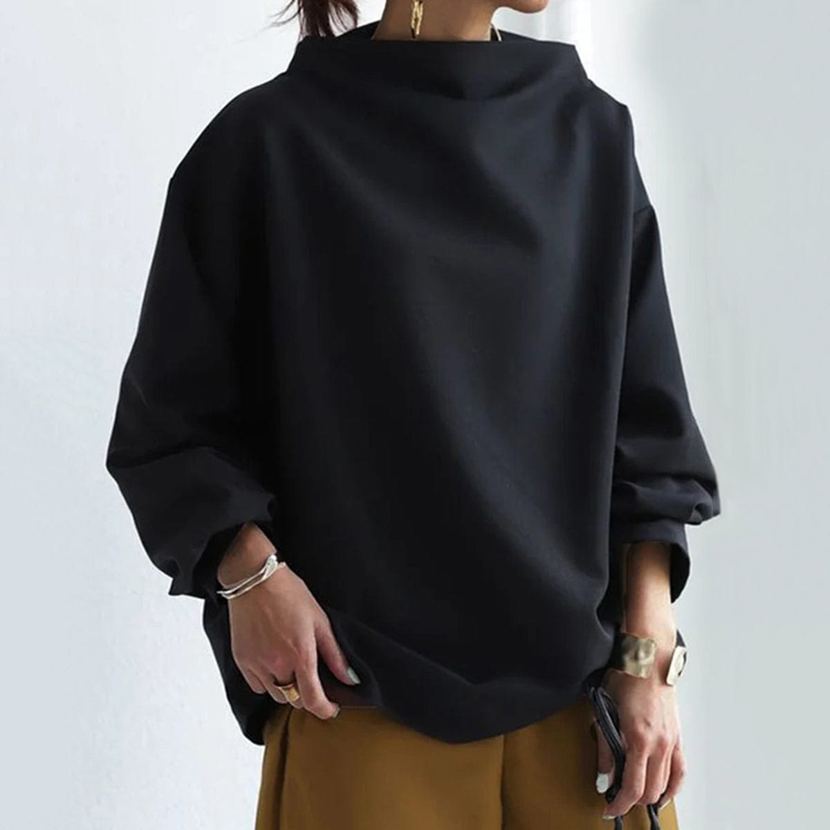 Top de punto para mujer con cuello alto y hombros caídos