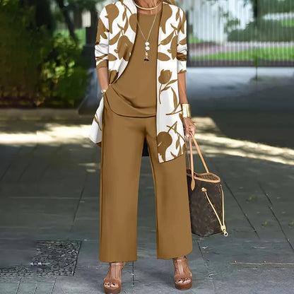 Conjunto de tres piezas mujer con chaqueta floral y pantalón recto