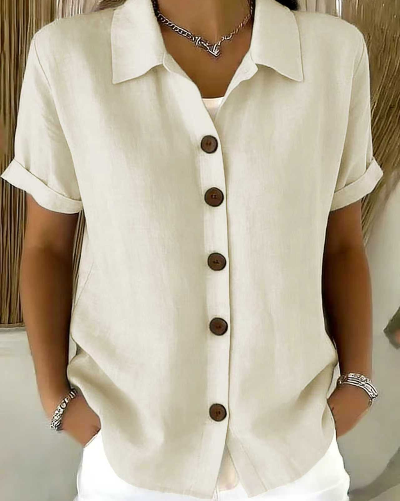 Blusa de mujer con botones y mangas cortas