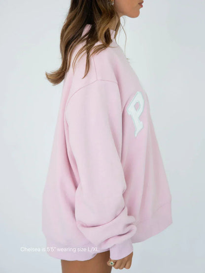 Sudadera Varsity de cuello perkins en rosa suave con letras blancas