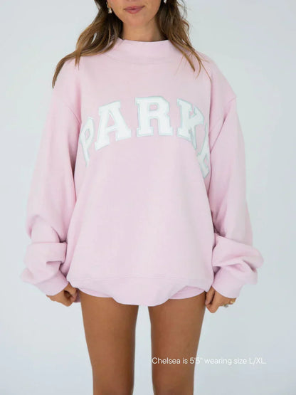 Sudadera Varsity de cuello perkins en rosa suave con letras blancas
