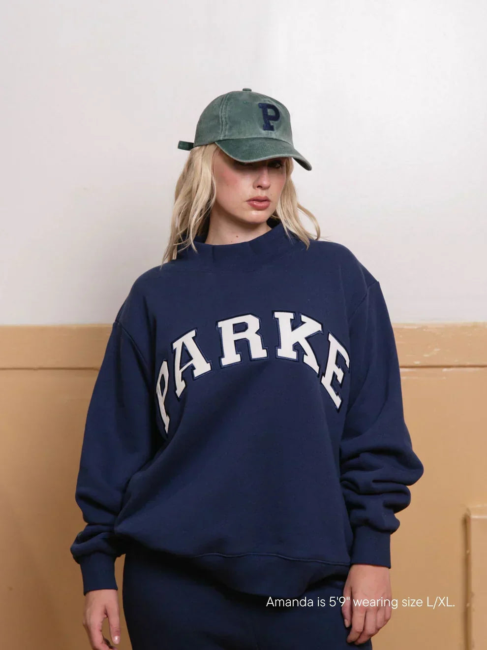 Sudadera Varsity de cuello perkins azul marino con letras blancas