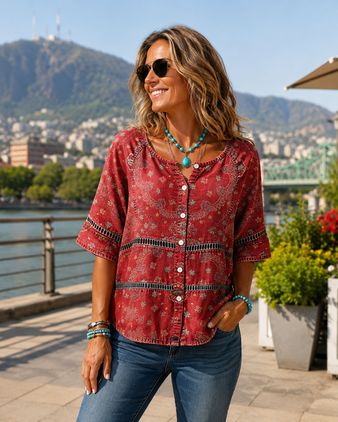 Blusa de mujer con estampado étnico vintage y botones frontales