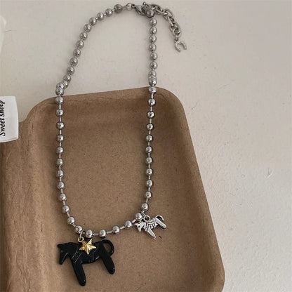 Collar mujer de cuentas plateadas con colgante de caballo esmaltado