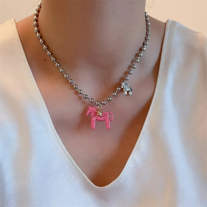 Collar mujer de cuentas plateadas con colgante de caballo esmaltado
