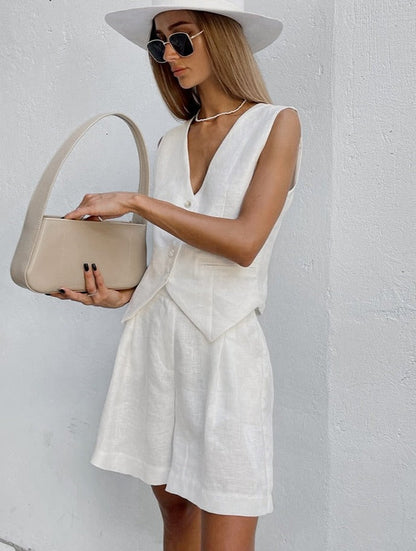 Conjunto de mujer con chaleco de botones y pantalón corto