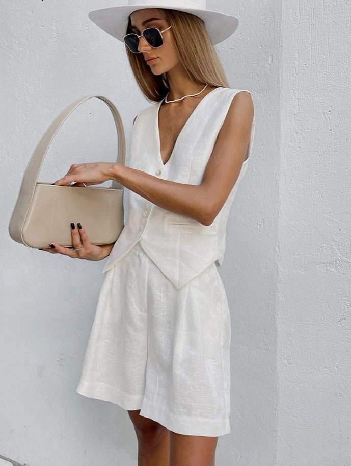Conjunto de mujer con chaleco de botones y pantalón corto