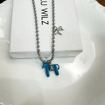 Collar mujer de cuentas plateadas con colgante de caballo esmaltado