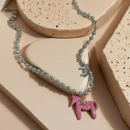 Collar mujer de cuentas plateadas con colgante de caballo esmaltado