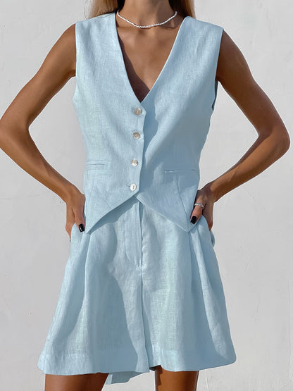 Conjunto de mujer con chaleco de botones y pantalón corto