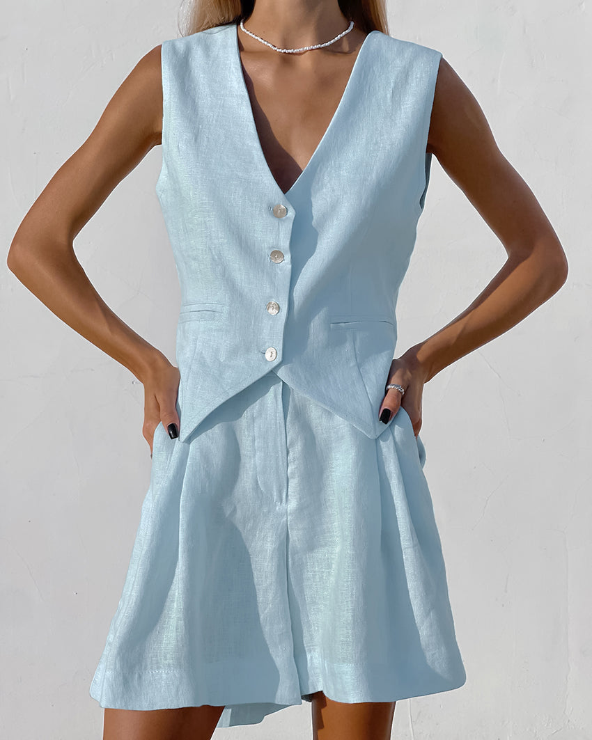 Conjunto de mujer con chaleco de botones y pantalón corto
