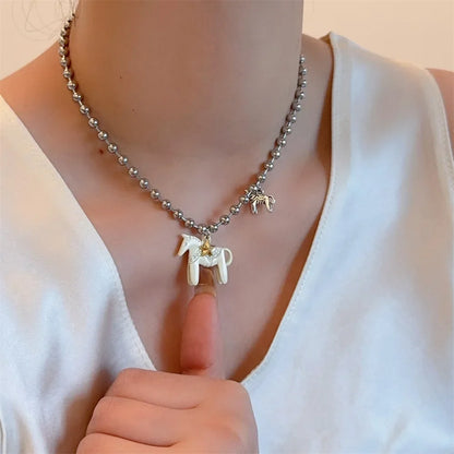 Collar mujer de cuentas plateadas con colgante de caballo esmaltado