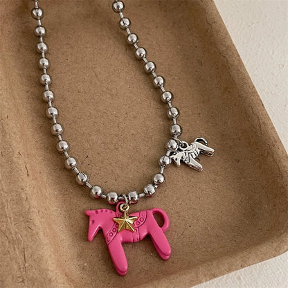 Collar mujer de cuentas plateadas con colgante de caballo esmaltado
