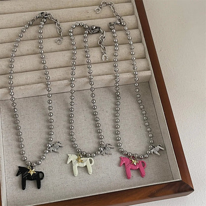 Collar mujer de cuentas plateadas con colgante de caballo esmaltado