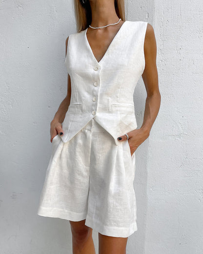 Conjunto de mujer con chaleco de botones y pantalón corto