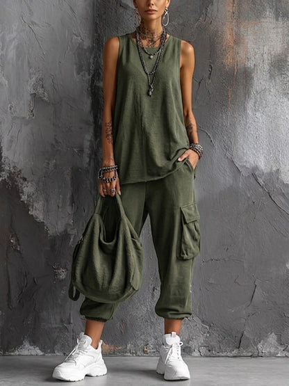 Conjunto de mujer con top sin mangas y pantalón cargo