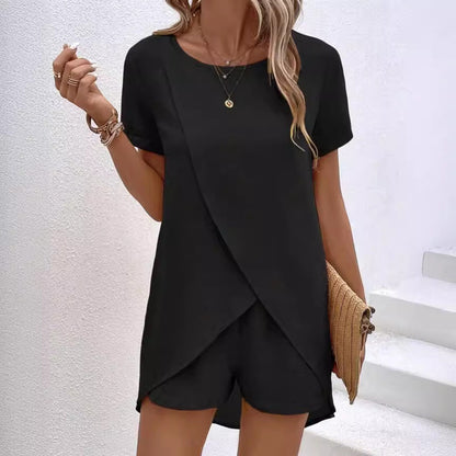 Conjunto de damas con pantalones cortos y top asimétrico