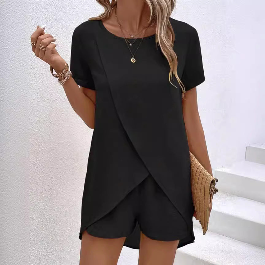 Conjunto de damas con pantalones cortos y top asimétrico
