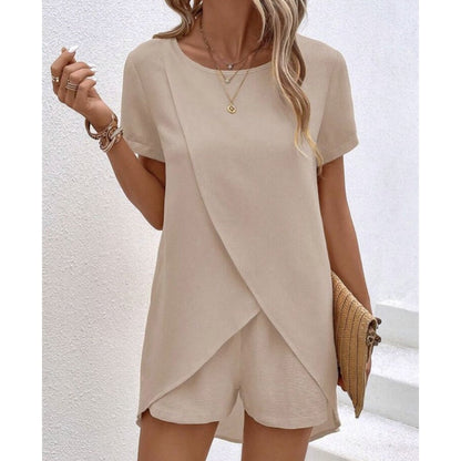 Conjunto de damas con pantalones cortos y top asimétrico
