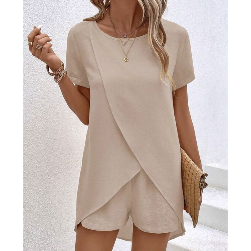 Conjunto de damas con pantalones cortos y top asimétrico