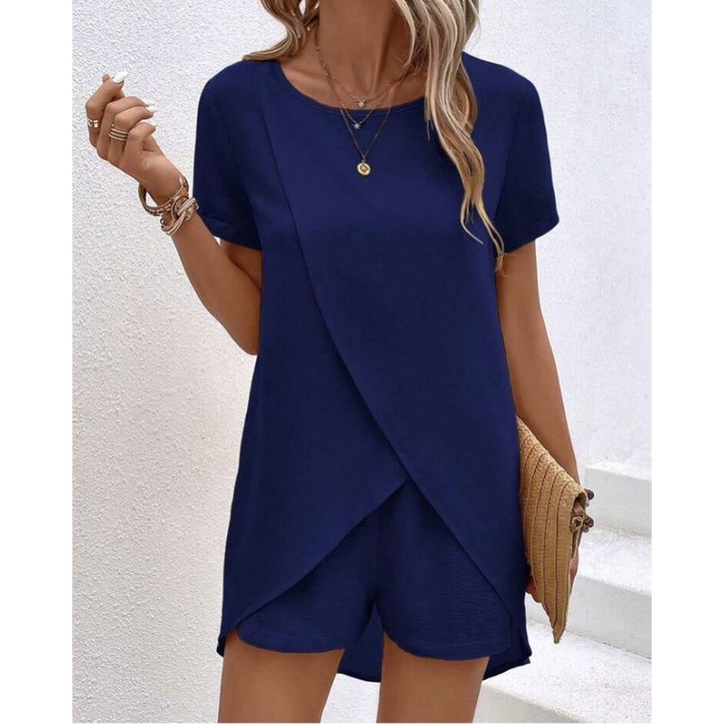 Conjunto de damas con pantalones cortos y top asimétrico