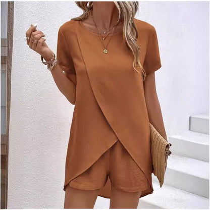 Conjunto de damas con pantalones cortos y top asimétrico