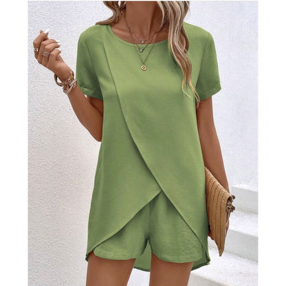 Conjunto de damas con pantalones cortos y top asimétrico