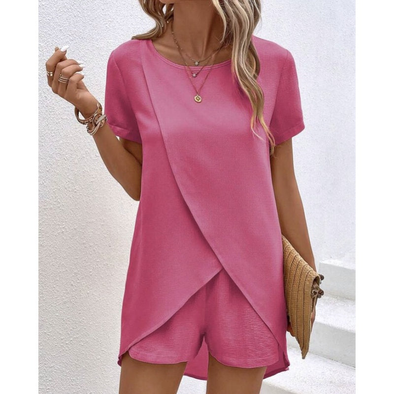 Conjunto de damas con pantalones cortos y top asimétrico