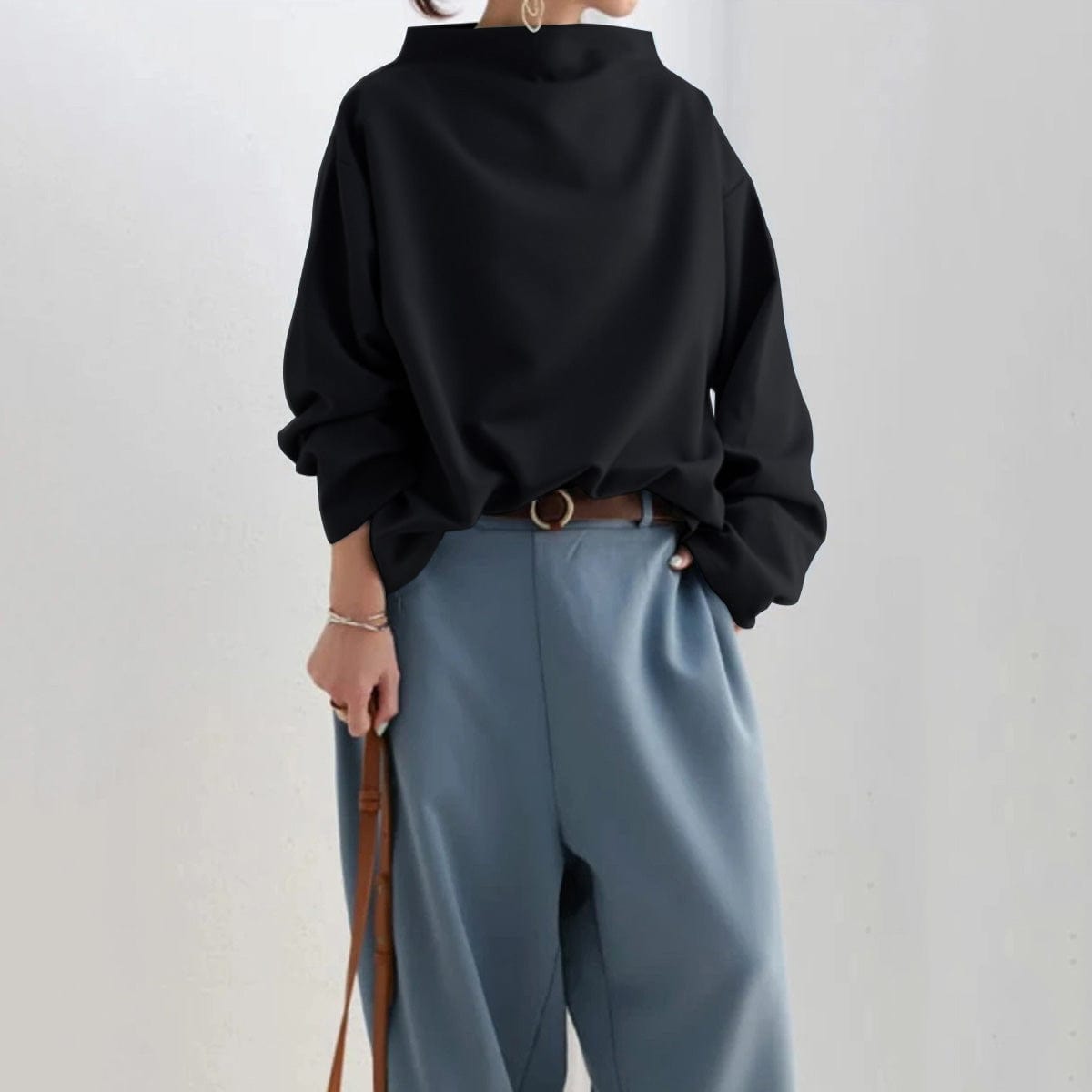 Top de punto para mujer con cuello alto y hombros caídos