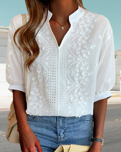 Blusa de tejido plano con panel bordado y escote en V abierto para mujer
