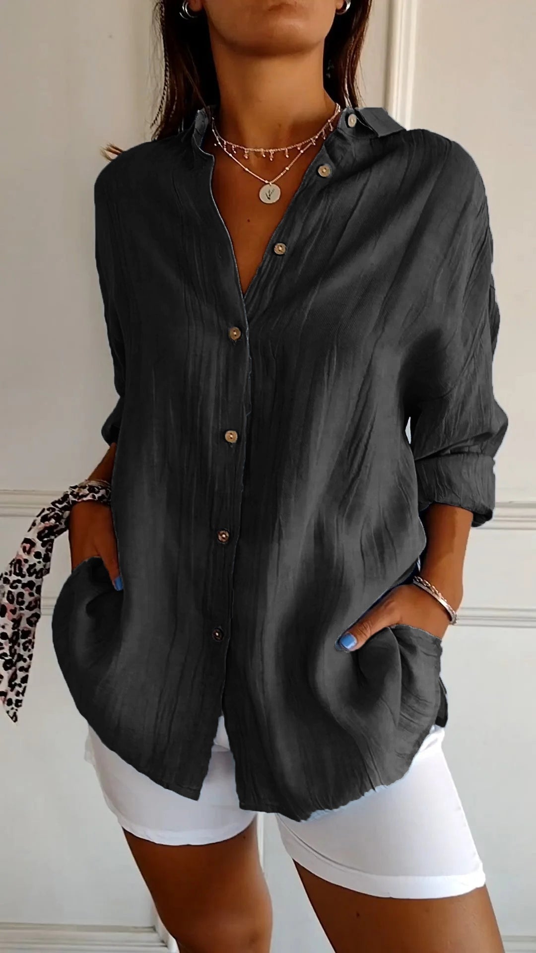 Camisa de tejido plano con botones, cuello en punta y mangas enrollables para mujer