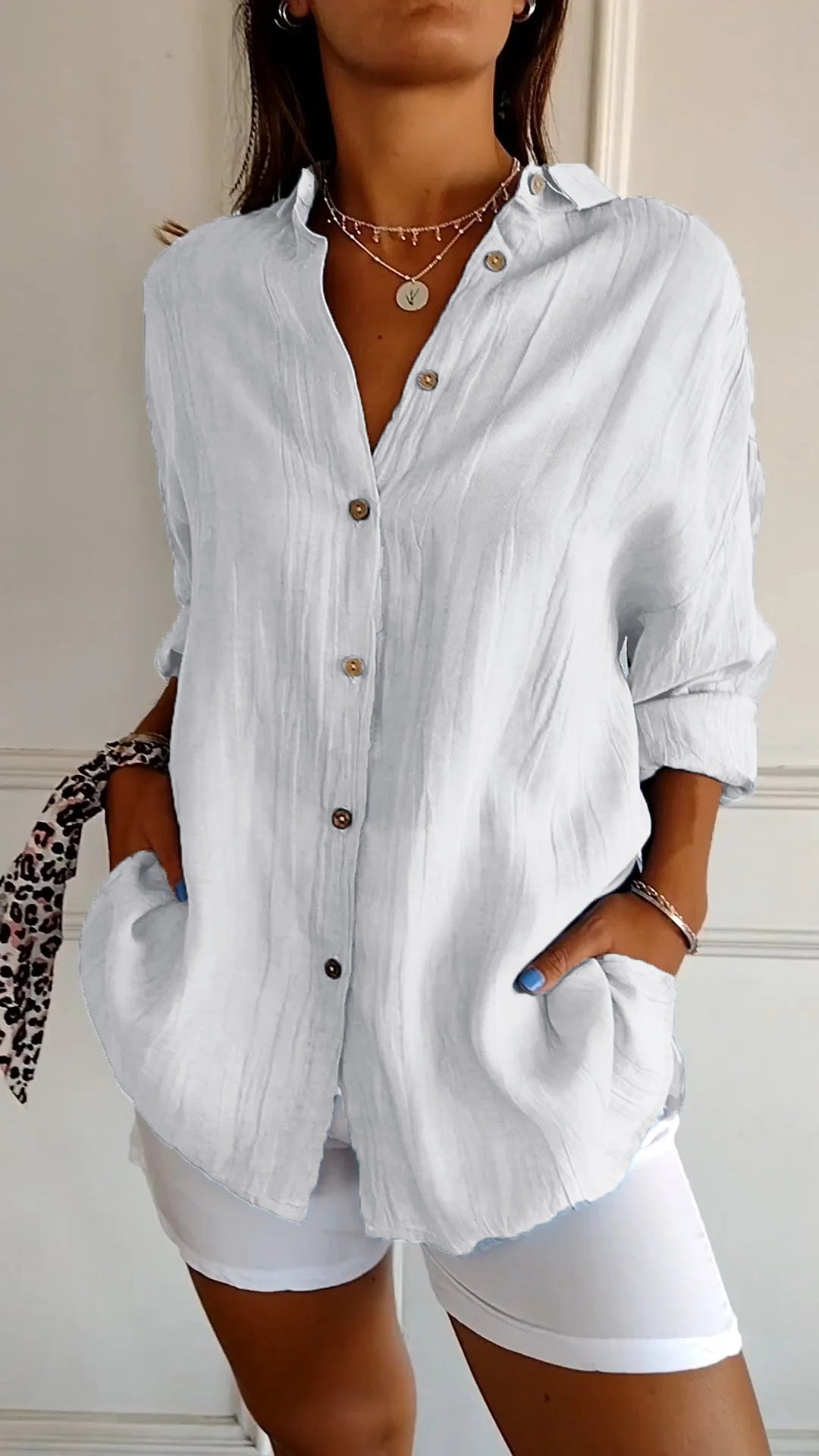 Camisa de tejido plano con botones, cuello en punta y mangas enrollables para mujer