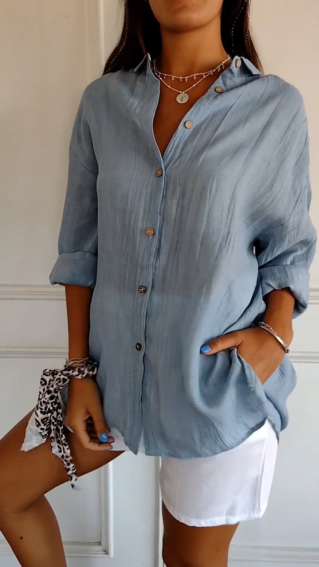 Camisa de tejido plano con botones, cuello en punta y mangas enrollables para mujer