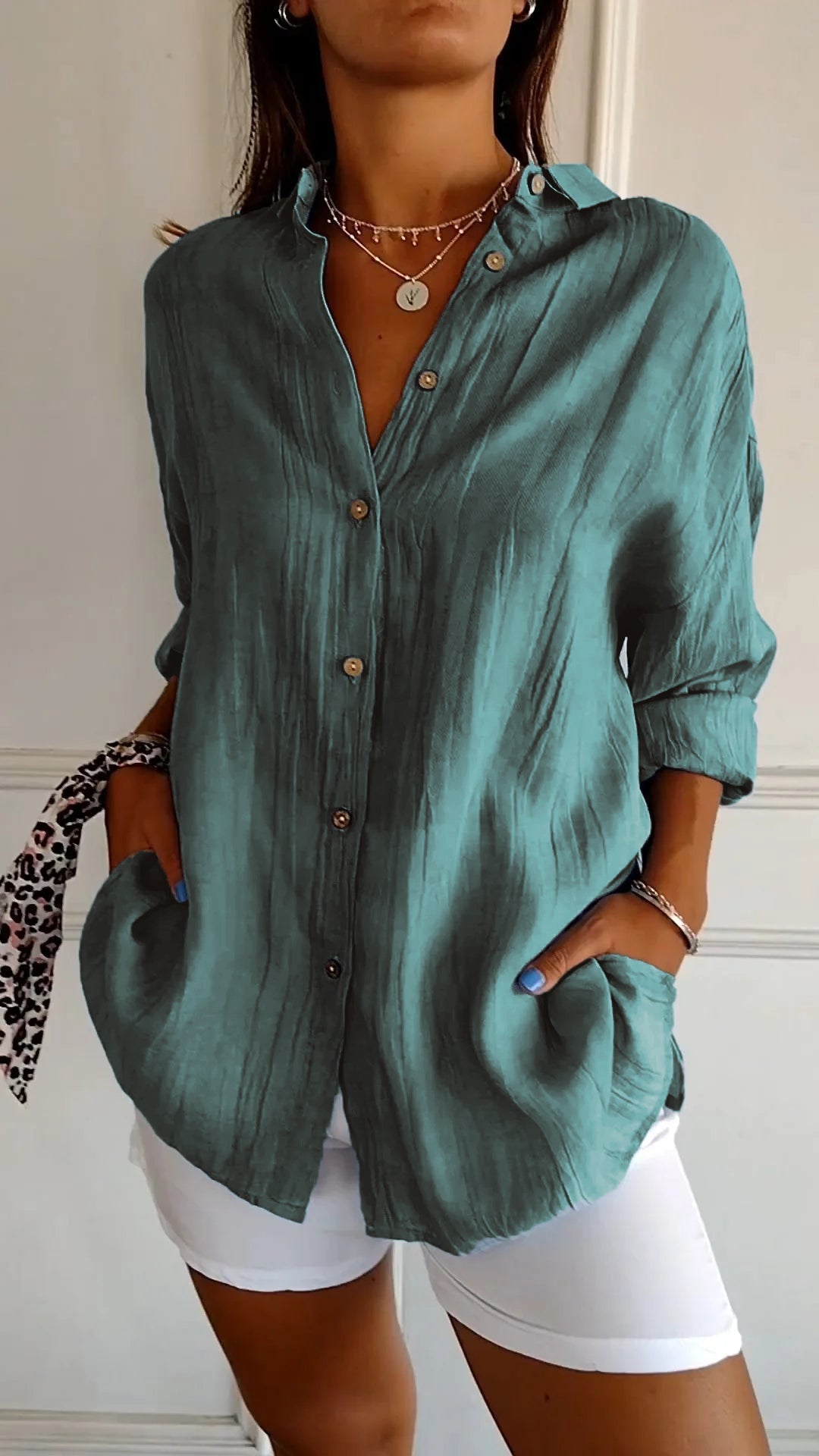 Camisa de tejido plano con botones, cuello en punta y mangas enrollables para mujer