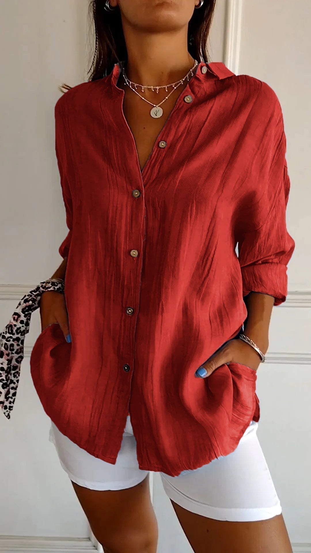 Camisa de tejido plano con botones, cuello en punta y mangas enrollables para mujer