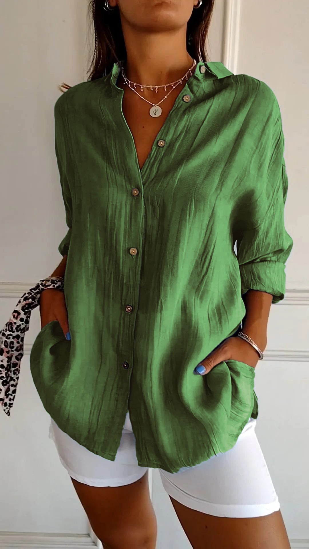 Camisa de tejido plano con botones, cuello en punta y mangas enrollables para mujer