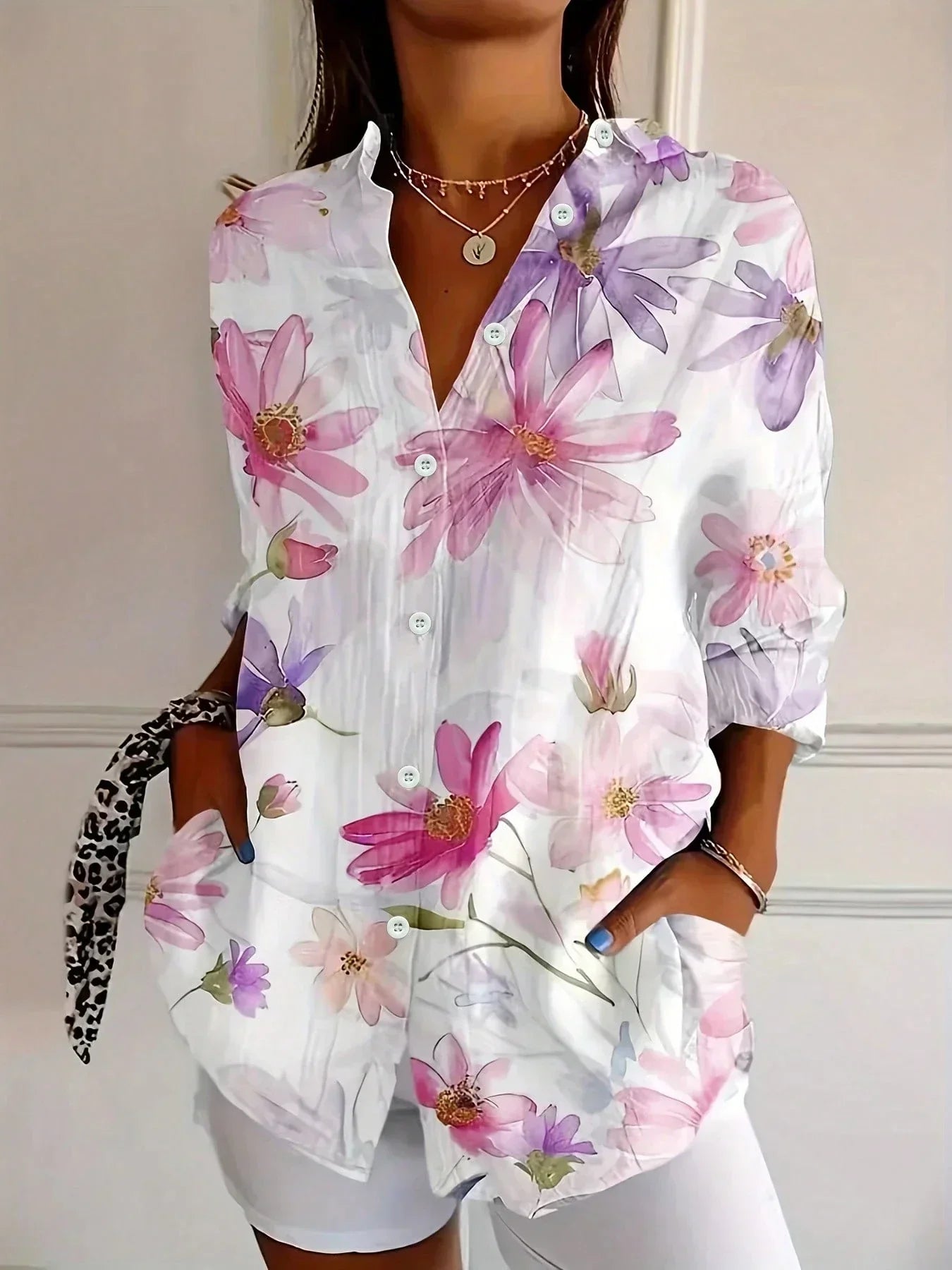 Blusa estampada de tejido plano para mujer con botones delanteros y mangas enrollables con trabilla