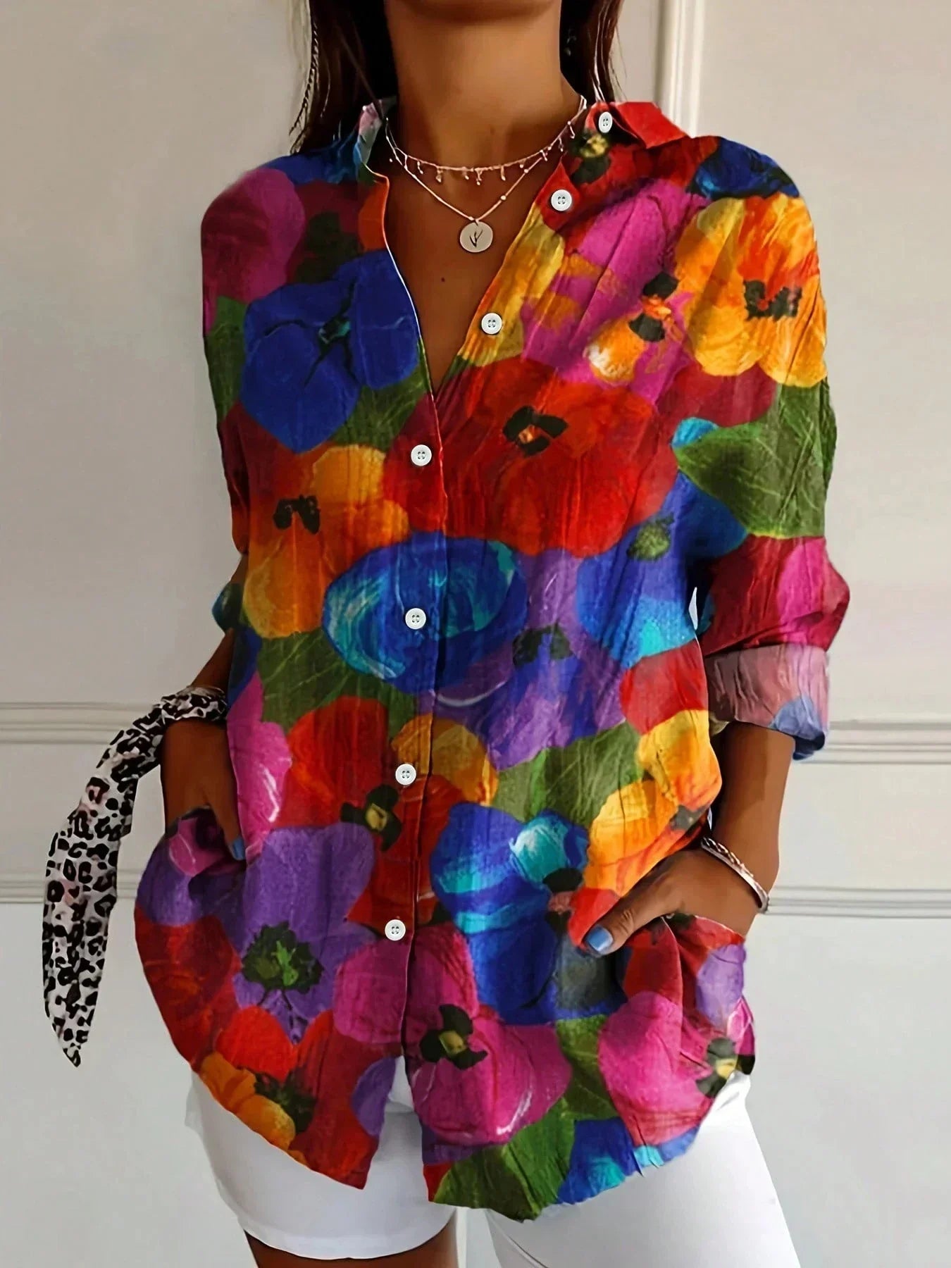 Blusa estampada de tejido plano para mujer con botones delanteros y mangas enrollables con trabilla