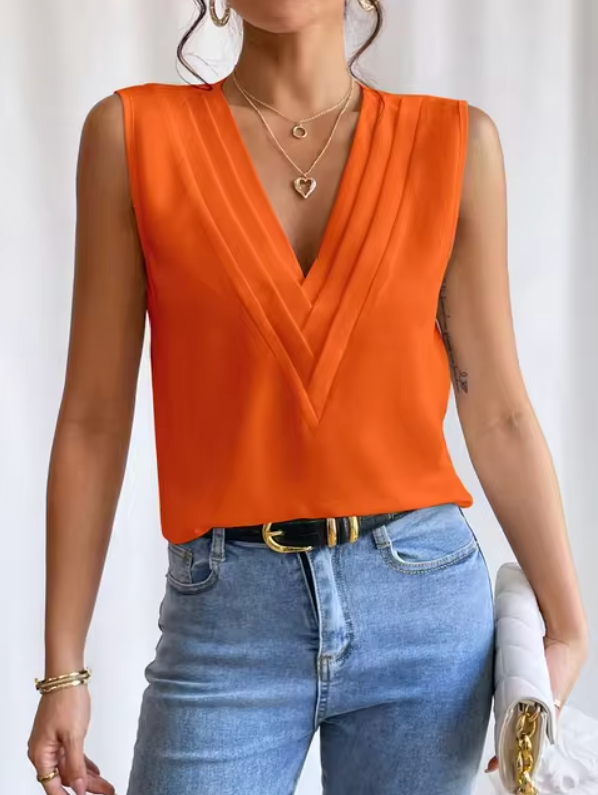 Top de mujer sin mangas en tejido con cuello de pico en capas y frontal plisado