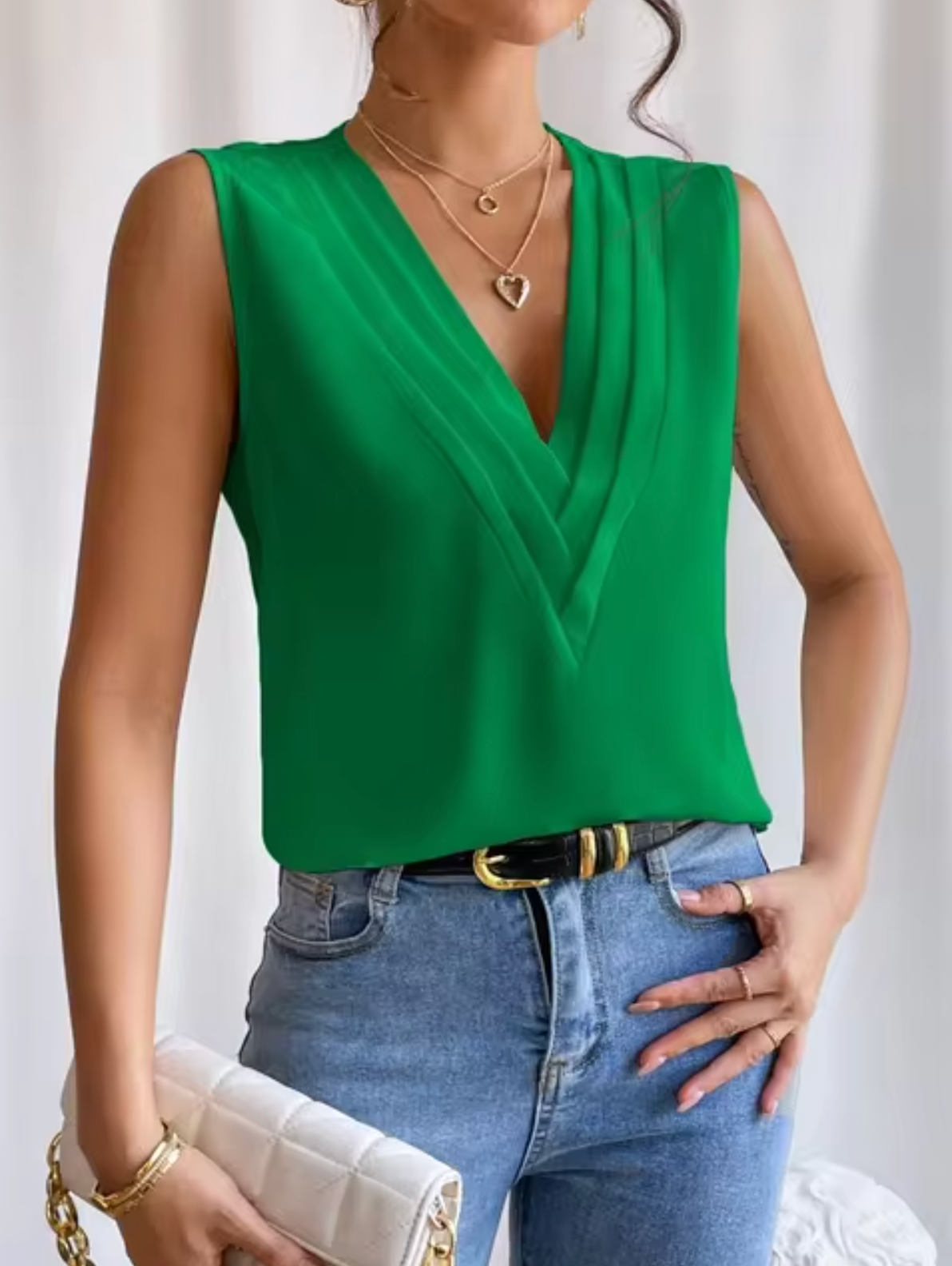 Top de mujer sin mangas en tejido con cuello de pico en capas y frontal plisado